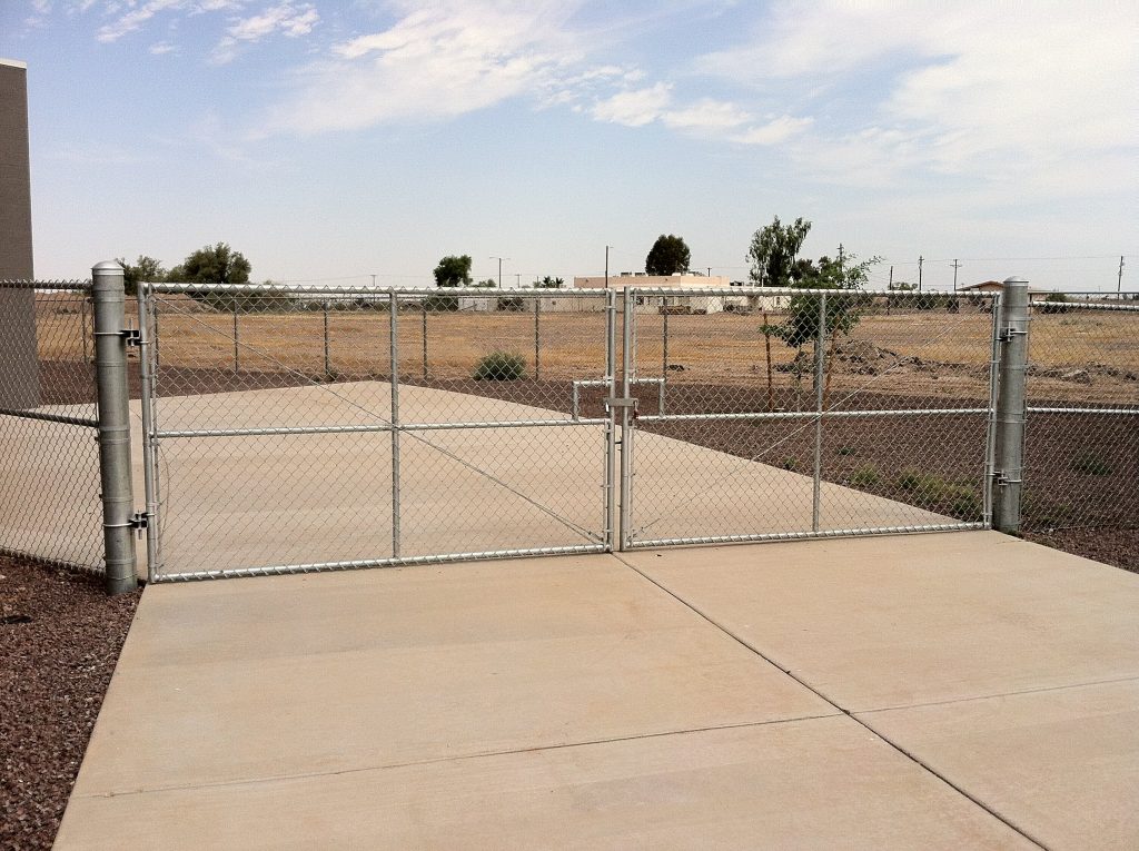 Cast Iron Chain Post Fencing Along Lake Havasu Dock Arizona Stock Photo -  Download Image Now - iStock